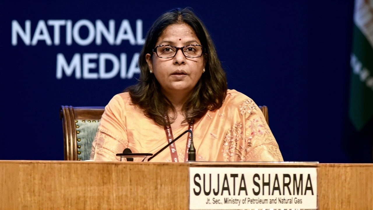 LPG किल्लत: सरकार ने तेल-गैस कंपनियों को दी सख्त चेतावनी